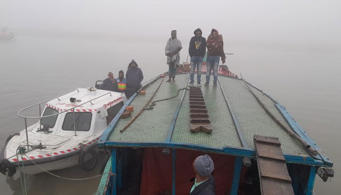 পদ্মা নদীতে আটকে পড়া শিক্ষার্থী ও শিশুসহ ২৪ জনকে উদ্ধার করেছে নৌপুলিশ পদ্মা নদীতে আটকে পড়া শিক্ষার্থী ও শিশুসহ ২৪ জনকে উদ্ধার করেছে নৌপুলিশ