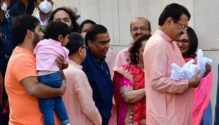 রাজকীয় ঢঙে নাতি-নাতনিকে বরণ, ৩০০ কেজি স্বর্ণ দান করবেন আম্বানি রাজকীয় ঢঙে নাতি-নাতনিকে বরণ, ৩০০ কেজি স্বর্ণ দান করবেন আম্বানি