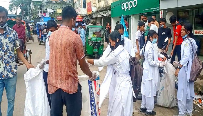 পরিচ্ছন্নতা ও ট্রাফিক নিয়ন্ত্রণে শিক্ষার্থীরা পরিচ্ছন্নতা ও ট্রাফিক নিয়ন্ত্রণে শিক্ষার্থীরা