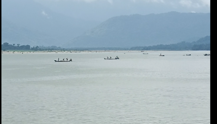 লুট হচ্ছে মাহারাম নদীর বালু লুট হচ্ছে মাহারাম নদীর বালু