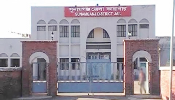 কারারক্ষীদের বিক্ষোভ-ভাঙচুর, কর্মকর্তাদের প্রত্যাহার দাবি কারারক্ষীদের বিক্ষোভ-ভাঙচুর, কর্মকর্তাদের প্রত্যাহার দাবি