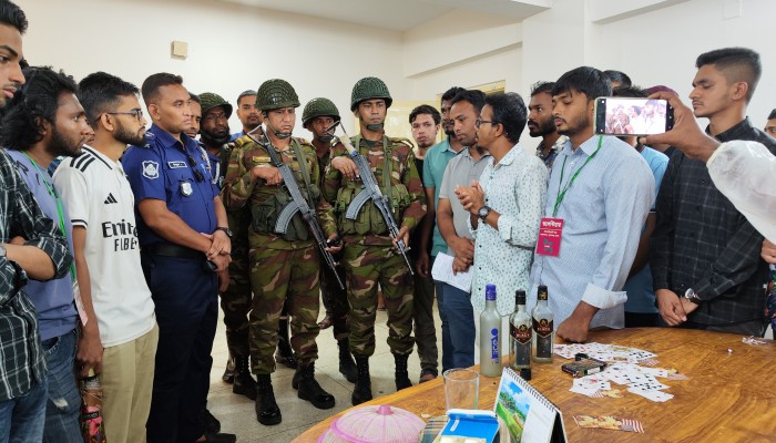 উপপরিচালকের কক্ষে পাওয়া গেল মদের বোতল উপপরিচালকের কক্ষে পাওয়া গেল মদের বোতল