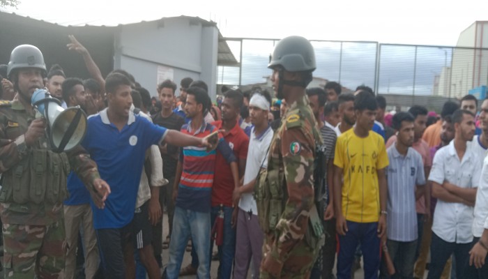 বেতন বৃদ্ধির দাবিতে শ্রমিকদের বিক্ষোভ বেতন বৃদ্ধির দাবিতে শ্রমিকদের বিক্ষোভ