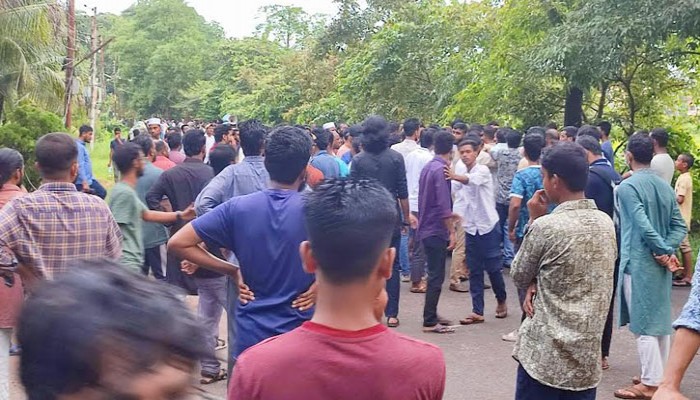 এলাকাবাসীর তোপের মুখে হল ছাড়লেন শাবিপ্রবির শিক্ষার্থীরা এলাকাবাসীর তোপের মুখে হল ছাড়লেন শাবিপ্রবির শিক্ষার্থীরা