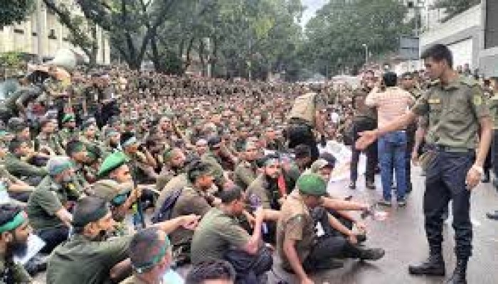 সচিবালয়ে সংঘর্ষ তিন মামলায় আসামি ১০ হাজার আনসার সচিবালয়ে সংঘর্ষ তিন মামলায় আসামি ১০ হাজার আনসার