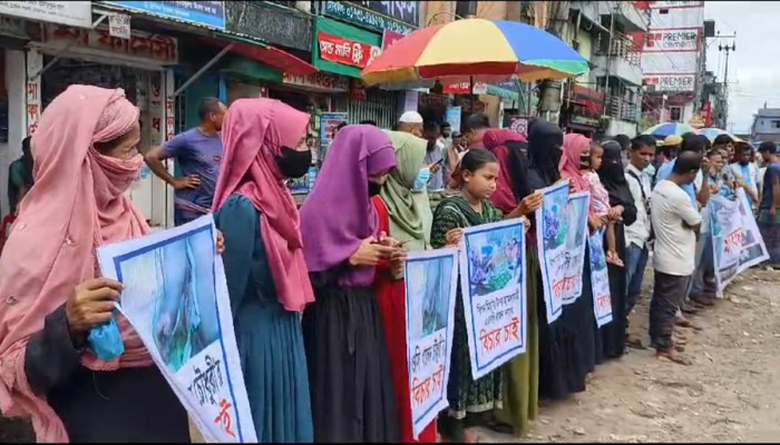 এলাকাবাসীর মানববন্ধন : শ্রমিক রিপনকে গুলির ঘটনায় জড়িতদের বিচার দাবি এলাকাবাসীর মানববন্ধন : শ্রমিক রিপনকে গুলির ঘটনায় জড়িতদের বিচার দাবি