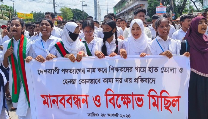 সারাদেশে শিক্ষক লাঞ্চনার প্রতিবাদে শিক্ষার্থীদের বিক্ষোভ সারাদেশে শিক্ষক লাঞ্চনার প্রতিবাদে শিক্ষার্থীদের বিক্ষোভ