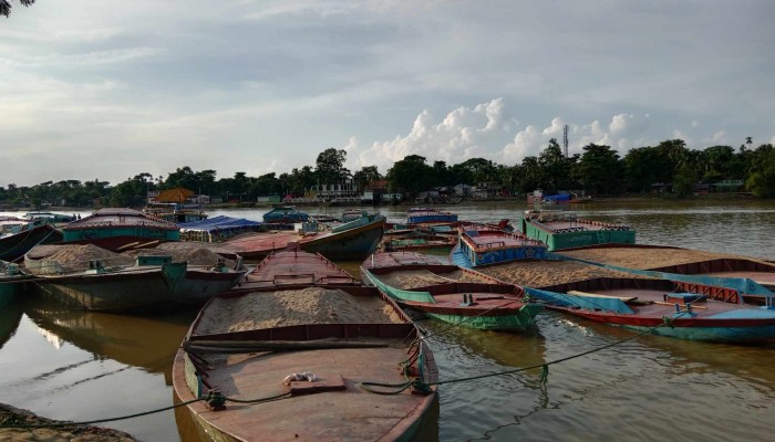 অবৈধভাবে বালু উত্তোলনের দায়ে ৫০ হাজার টাকা জরিমানা অবৈধভাবে বালু উত্তোলনের দায়ে ৫০ হাজার টাকা জরিমানা