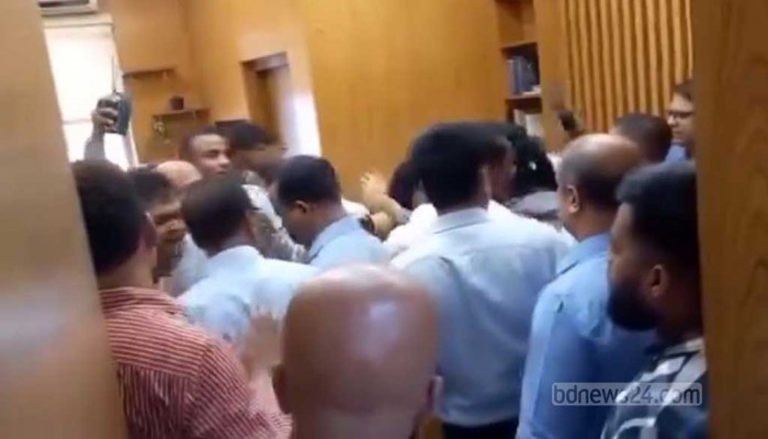 সচিবালয়ে ডিসি পদপ্রত্যাশীদের দিনভর হট্টগোল সচিবালয়ে ডিসি পদপ্রত্যাশীদের দিনভর হট্টগোল