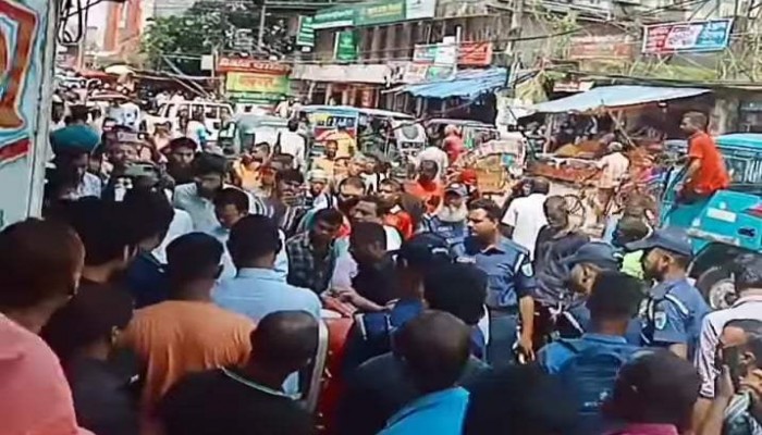 শহরে অবৈধ স্থাপনা উচ্ছেদ অভিযানে হামলা, আহত ৪ শহরে অবৈধ স্থাপনা উচ্ছেদ অভিযানে হামলা, আহত ৪