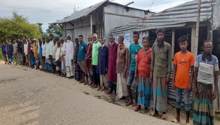 শ্রমিক সর্দারের ওপর হামলার প্রতিবাদে মানববন্ধন শ্রমিক সর্দারের ওপর হামলার প্রতিবাদে মানববন্ধন