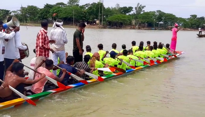 নৌকাবাইচে চতুর্থবারের মতো চ্যাম্পিয়ন ‘সোনার তরী’ নৌকাবাইচে চতুর্থবারের মতো চ্যাম্পিয়ন ‘সোনার তরী’