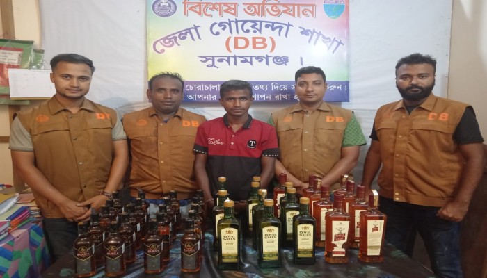 শহরে ৪০ বোতল মদসহ মাদক ব্যবসায়ী আটক শহরে ৪০ বোতল মদসহ মাদক ব্যবসায়ী আটক