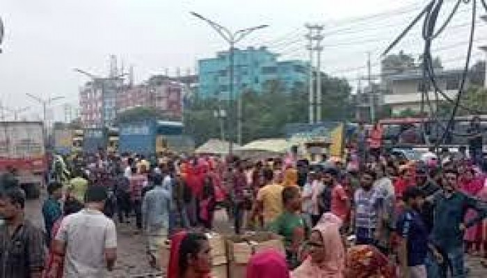 আইনশৃঙ্খলা বাহিনীর সঙ্গে পোশাকশ্রমিকদের সংঘর্ষ, গুলিতে একজন নিহত আইনশৃঙ্খলা বাহিনীর সঙ্গে পোশাকশ্রমিকদের সংঘর্ষ, গুলিতে একজন নিহত