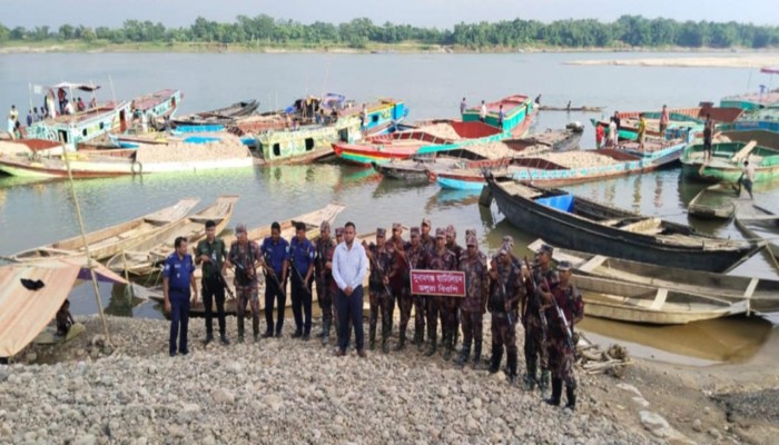 টাস্কফোর্সের অভিযান : বিপুল পরিমাণ বালু ও নৌকা জব্দ টাস্কফোর্সের অভিযান : বিপুল পরিমাণ বালু ও নৌকা জব্দ