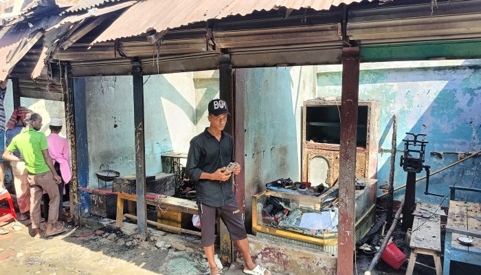 বিশ্বম্ভরপুরে ৭ দোকান পুড়ে ২০ লক্ষাধিক টাকার ক্ষতি বিশ্বম্ভরপুরে ৭ দোকান পুড়ে ২০ লক্ষাধিক টাকার ক্ষতি