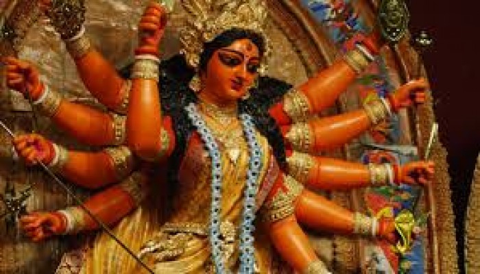 শেষ মুহূর্তে মন্দিরে-মন্দিরে চলছে দেবীবরণের প্রস্তুতি শেষ মুহূর্তে মন্দিরে-মন্দিরে চলছে দেবীবরণের প্রস্তুতি