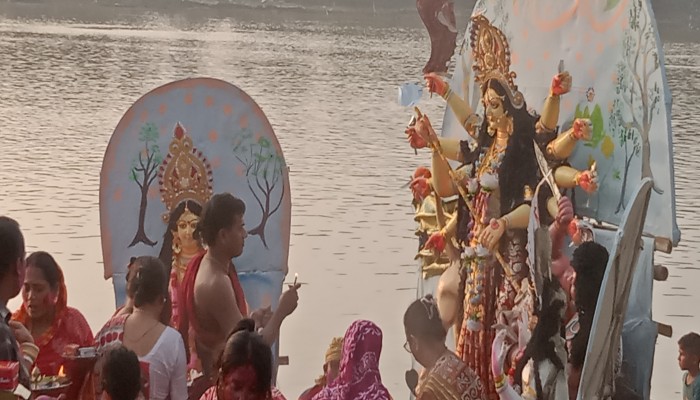 মর্ত্যলোক ছেড়ে গেলেন দেবী মর্ত্যলোক ছেড়ে গেলেন দেবী