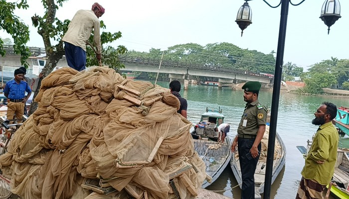 টাঙ্গুয়ার হাওরে অবৈধ জাল জব্দ, আটক ১৬ টাঙ্গুয়ার হাওরে অবৈধ জাল জব্দ, আটক ১৬