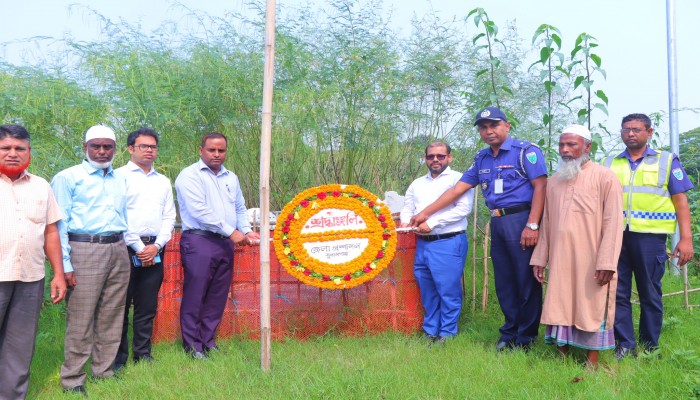 শহীদ আয়াতুল্লাহ’র কবর জিয়ারত করলেন জেলা প্রশাসক শহীদ আয়াতুল্লাহ’র কবর জিয়ারত করলেন জেলা প্রশাসক