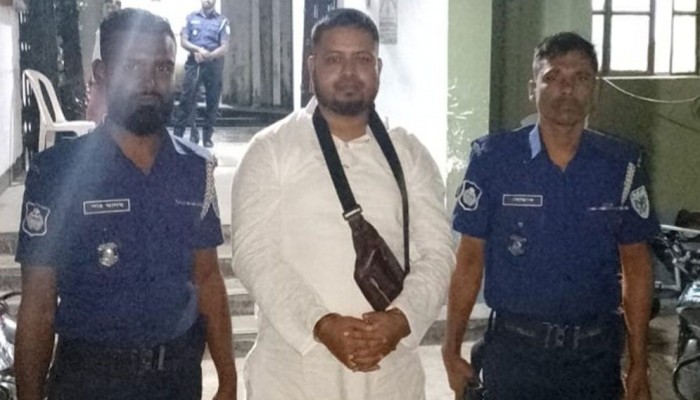বিদেশ যাওয়ার পথে ছাত্রলীগ নেতা গ্রেফতার বিদেশ যাওয়ার পথে ছাত্রলীগ নেতা গ্রেফতার