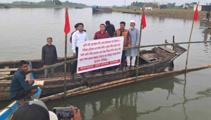 চলতি নদের বালু লুট বন্ধে প্রবেশমুখে বাঁশের বেড়া চলতি নদের বালু লুট বন্ধে প্রবেশমুখে বাঁশের বেড়া