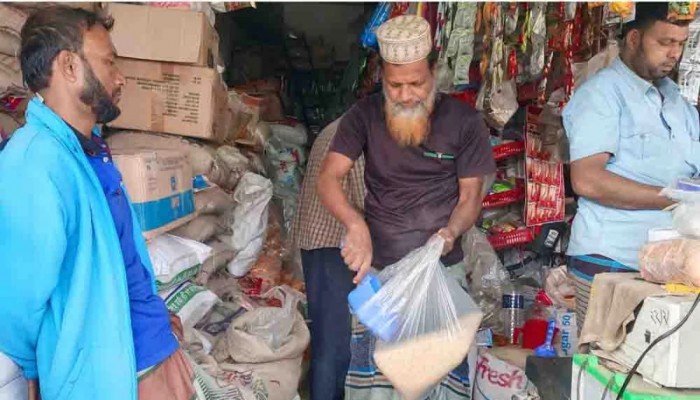 দ্রব্যমূল্যের ঊর্ধ্বগতিতে বিপাকে মানুষ দ্রব্যমূল্যের ঊর্ধ্বগতিতে বিপাকে মানুষ