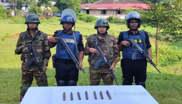 যৌথবাহিনীর অভিযানে বিস্ফোরক উদ্ধার যৌথবাহিনীর অভিযানে বিস্ফোরক উদ্ধার