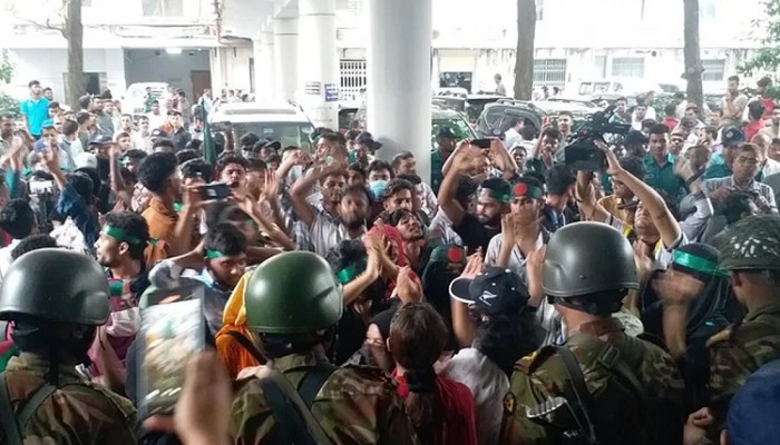 সচিবালয়ে ঢুকে পড়া ৫৩ শিক্ষার্থী আটক সচিবালয়ে ঢুকে পড়া ৫৩ শিক্ষার্থী আটক