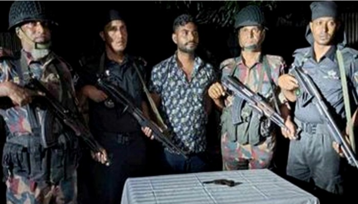 অন্যকে ফাঁসাতে গিয়ে নিজেই ধরা : রিভলবারসহ যুবক গ্রেফতার অন্যকে ফাঁসাতে গিয়ে নিজেই ধরা : রিভলবারসহ যুবক গ্রেফতার