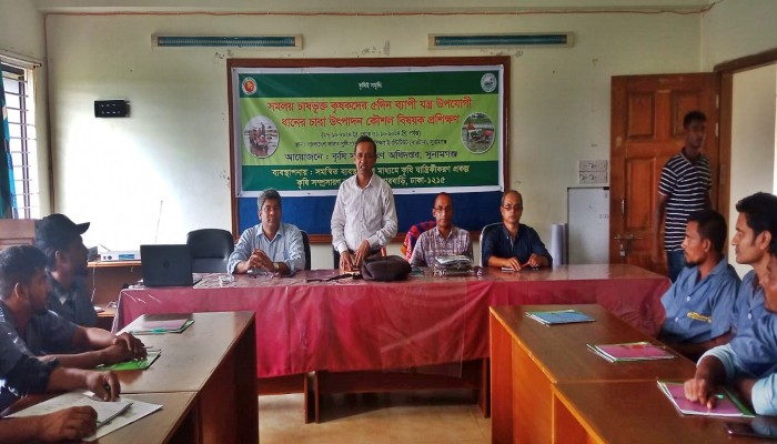 কৃষি যান্ত্রিকীকরণে কৃষকদের প্রশিক্ষণ কৃষি যান্ত্রিকীকরণে কৃষকদের প্রশিক্ষণ