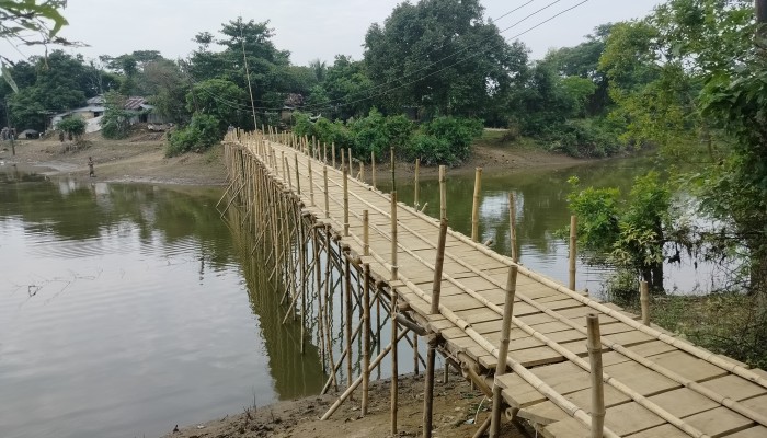 এক সেতুর অভাবে ভোগান্তিতে ৪ গ্রামের মানুষ এক সেতুর অভাবে ভোগান্তিতে ৪ গ্রামের মানুষ