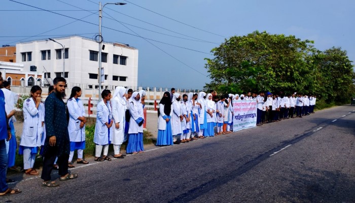 বস্ত্রখাত নিয়ে ষড়যন্ত্রকারীদের বিচার দাবিতে মানববন্ধন বস্ত্রখাত নিয়ে ষড়যন্ত্রকারীদের বিচার দাবিতে মানববন্ধন