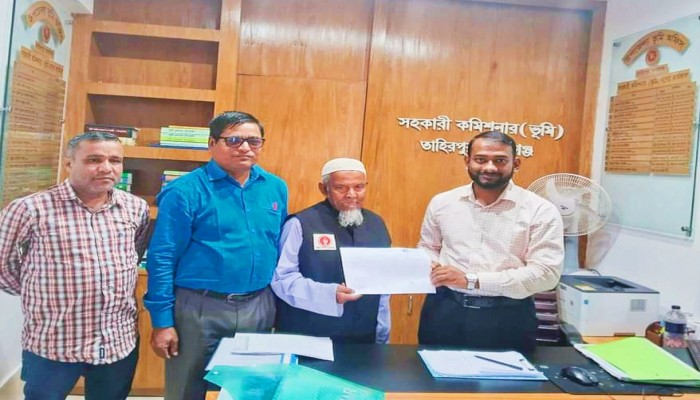 দীর্ঘ চার বছর পর নিজ জমি পেলেন বীর মুক্তিযোদ্ধা দীর্ঘ চার বছর পর নিজ জমি পেলেন বীর মুক্তিযোদ্ধা