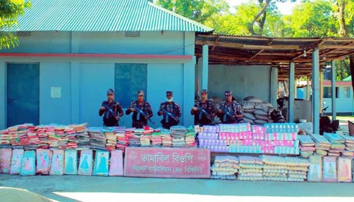 সীমান্তে বিপুল পরিমাণ ভারতীয় পণ্য জব্দ সীমান্তে বিপুল পরিমাণ ভারতীয় পণ্য জব্দ