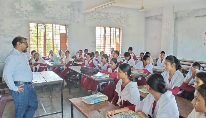 শ্রেণিকক্ষে পাঠদান করলেন জেলা প্রশাসক শ্রেণিকক্ষে পাঠদান করলেন জেলা প্রশাসক