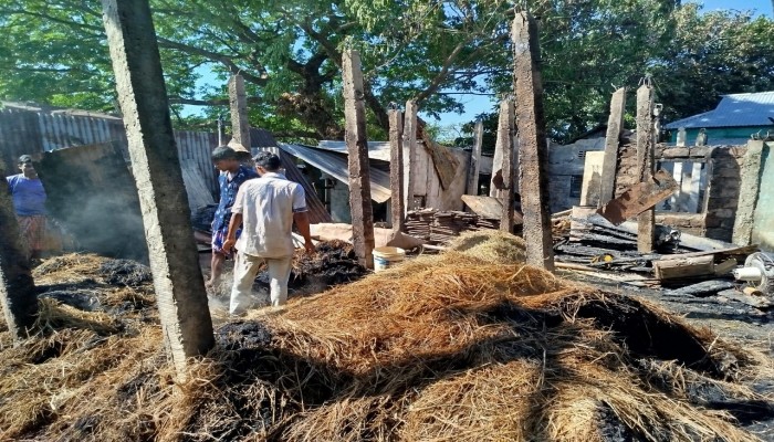 জামালগঞ্জে এক পরিবারের ৩ বসতঘর পুড়ে ছাই জামালগঞ্জে এক পরিবারের ৩ বসতঘর পুড়ে ছাই
