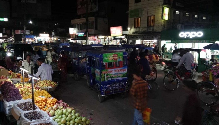 শহরে ফুটপাত দখল করে দোকানপাট: যানজটে জনভোগান্তি শহরে ফুটপাত দখল করে দোকানপাট: যানজটে জনভোগান্তি
