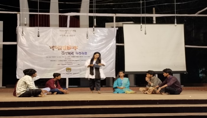 দ্বিতীয় দিনেও মঞ্চ মাতালেন নাট্যকর্মীরা দ্বিতীয় দিনেও মঞ্চ মাতালেন নাট্যকর্মীরা