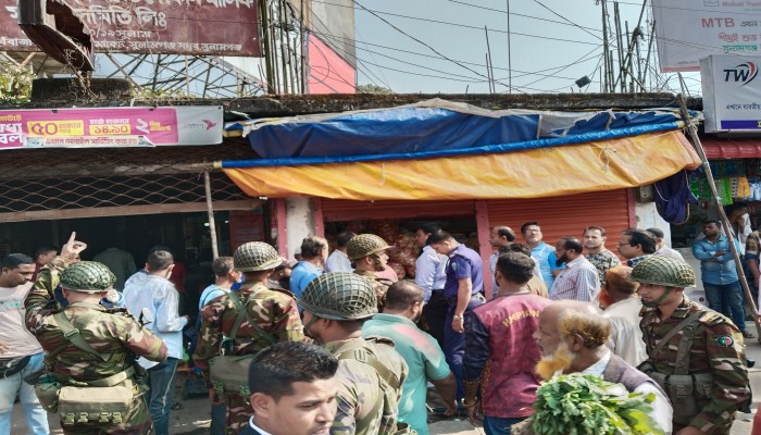 ফুটপাত দখলমুক্ত করতে অভিযান ফুটপাত দখলমুক্ত করতে অভিযান