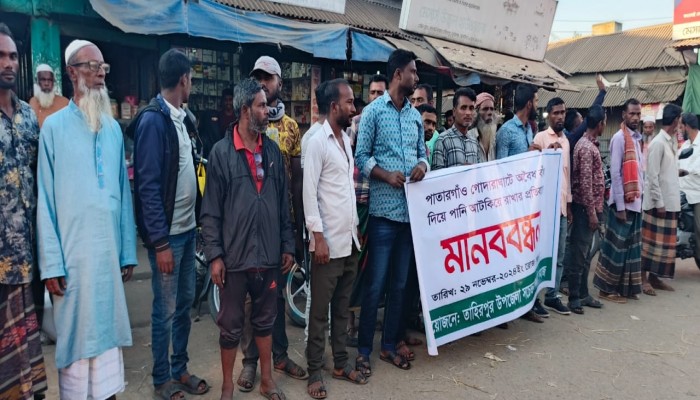 খেয়া পারাপারের নামে চাঁদাবাজির অভিযোগ খেয়া পারাপারের নামে চাঁদাবাজির অভিযোগ