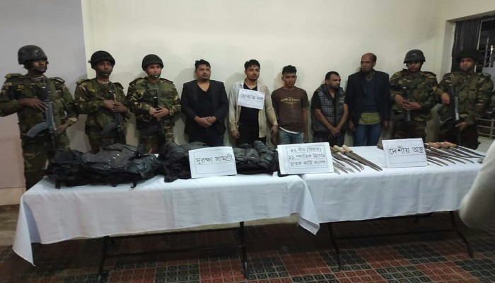 ছাতকে সেনাবাহিনীর অভিযানে দেশীয় অস্ত্র জব্দ, ৪ ডাকাত আটক ছাতকে সেনাবাহিনীর অভিযানে দেশীয় অস্ত্র জব্দ, ৪ ডাকাত আটক