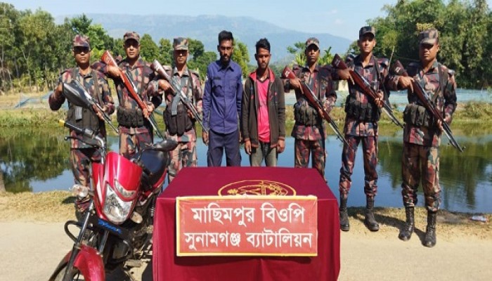 সীমান্তে ভুয়া পুলিশ আটক সীমান্তে ভুয়া পুলিশ আটক