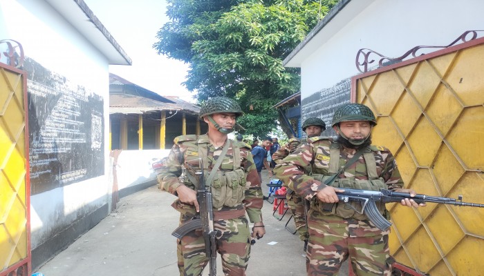 বাড়িঘর-দোকানপাট ভাঙচুর, ১ জন গ্রেফতার বাড়িঘর-দোকানপাট ভাঙচুর, ১ জন গ্রেফতার