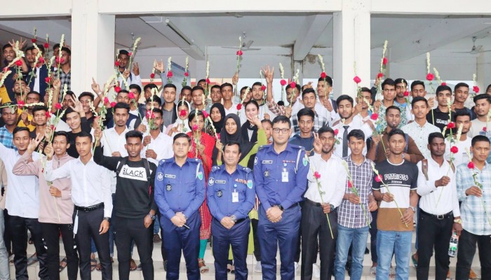 ১২০ টাকা খরচে পুলিশে চাকরি পেলেন ৭২ জন ১২০ টাকা খরচে পুলিশে চাকরি পেলেন ৭২ জন