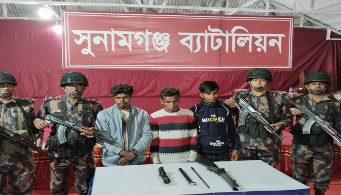 সীমান্তে প্রাণঘাতী রাইফেলসহ ৩ যুবক আটক সীমান্তে প্রাণঘাতী রাইফেলসহ ৩ যুবক আটক