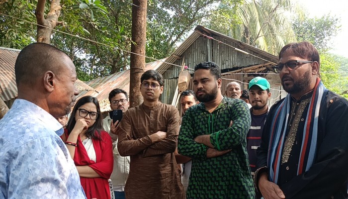 হিন্দু সম্প্রদায়ের ঘরবাড়িতে হামলার বিচার দাবি হিন্দু সম্প্রদায়ের ঘরবাড়িতে হামলার বিচার দাবি