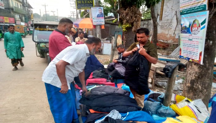 শীত নামতেই কদর বেড়েছে গরম কাপড়ের শীত নামতেই কদর বেড়েছে গরম কাপড়ের