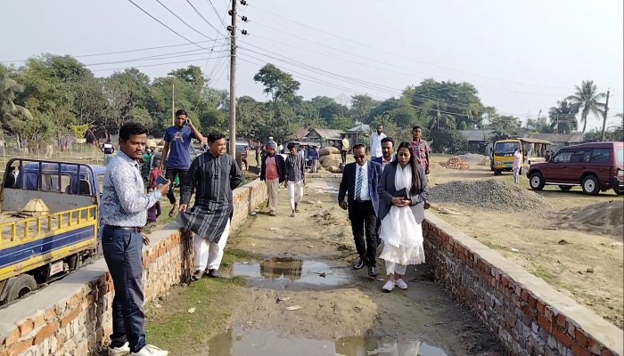 দোয়ারাবাজারে সড়কের উন্নয়নকাজ পরিদর্শনে ইউএনও দোয়ারাবাজারে সড়কের উন্নয়নকাজ পরিদর্শনে ইউএনও