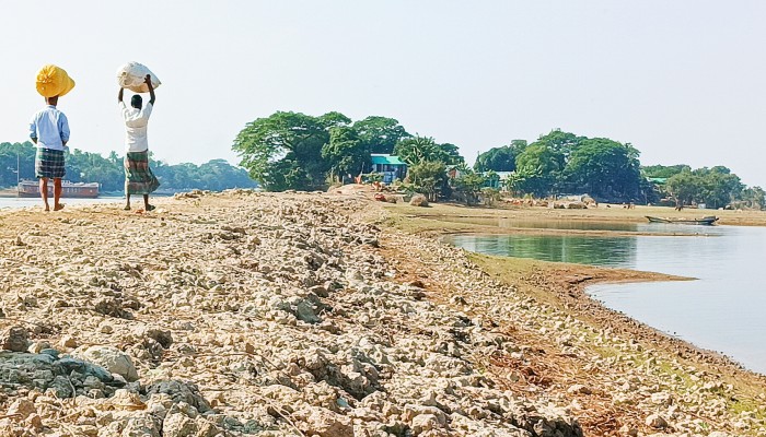 নির্ধারিত সময়ে বাঁধের কাজ সম্পন্নের দাবি কৃষকদের নির্ধারিত সময়ে বাঁধের কাজ সম্পন্নের দাবি কৃষকদের